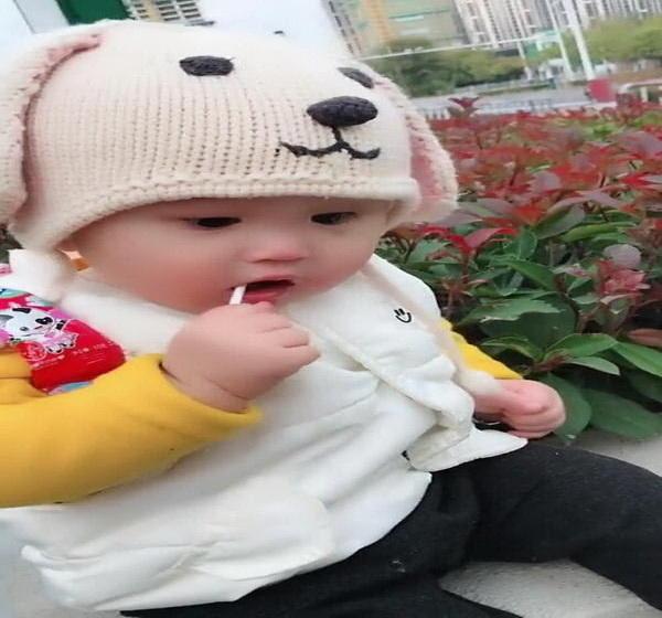 萌娃中的土豪：50颗棒棒糖做成书包，网友：家里有矿才背得起