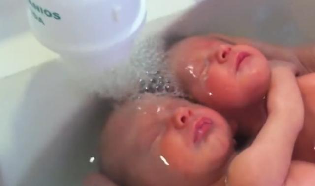 格格：把新生儿放入水里，你猜Ta是何反应？会不会怕呢？