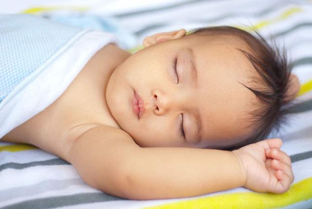 宝宝喜欢把手伸出来睡觉，着凉了怎么办？放心啦，其实没那么严重