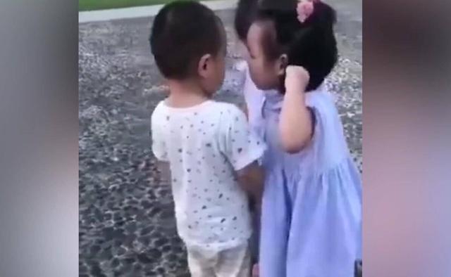 双胞胎姐姐被欺负，妹妹来帮忙，小男孩吓怕了，妹妹：劝你别惹