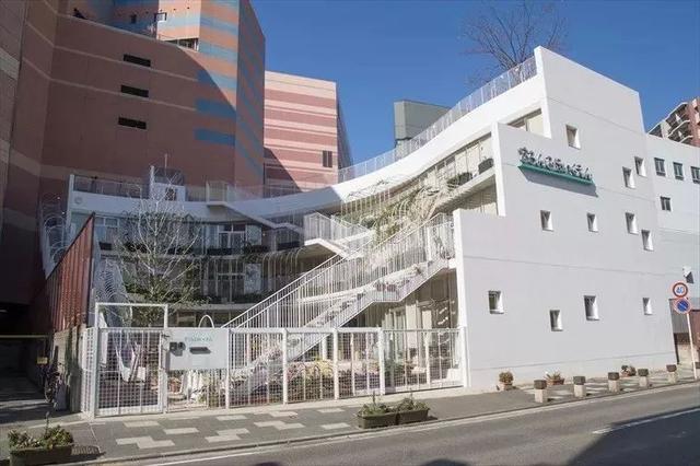 凌晨2点才关门的幼儿园让人心酸：抱起砖就没法抱你，放下砖就没法养你｜夜读