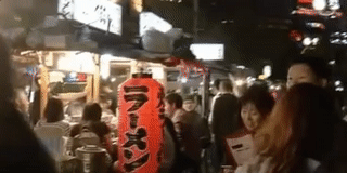 凌晨2点才关门的幼儿园让人心酸：抱起砖就没法抱你，放下砖就没法养你｜夜读
