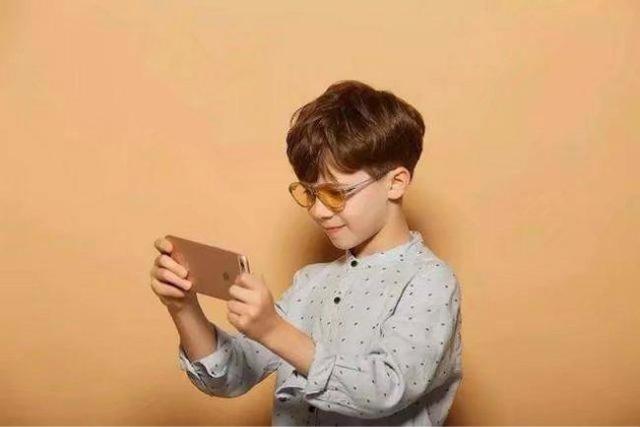 格格：“妈妈，你为什么不给我玩手机”，你会如何回答？