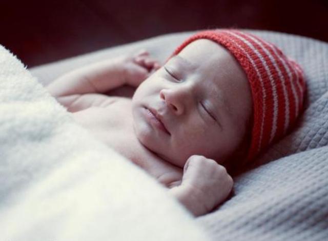 宝宝喜欢把手伸出来睡觉，着凉了怎么办？放心啦，其实没那么严重