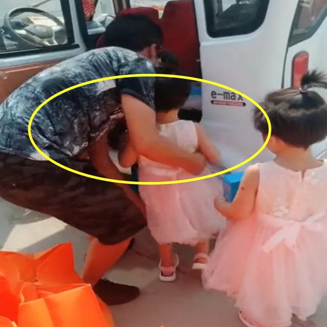 自从四胞胎女儿出生，每次开学都是这种画面，网友：心疼爸爸