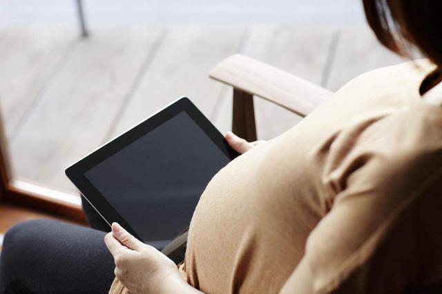 “二胎有了，要不咱们再生个三胎？反正孩子都是一起带”