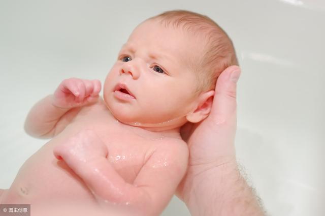 婆婆说囟门摸了宝宝变哑巴？医生说：囟门洗干净可以看健康状况