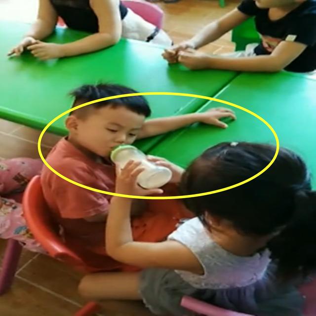 姐弟俩在一所幼儿园，每次下课都是这种画面，网友：有姐姐真幸福