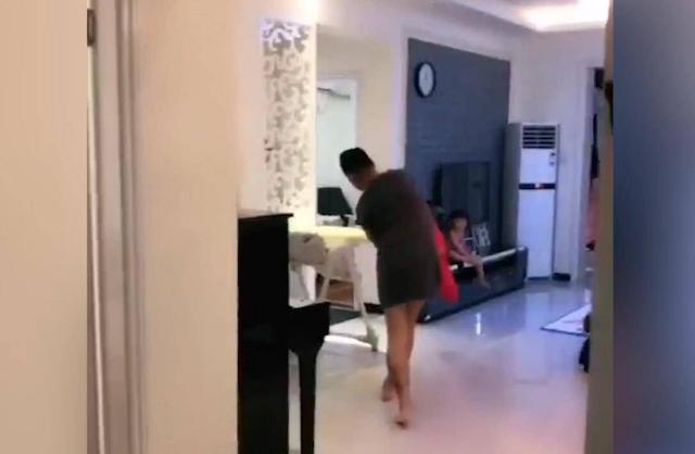 下楼取快递，让孩子她爸带会娃，回家一看，妈妈笑岔气