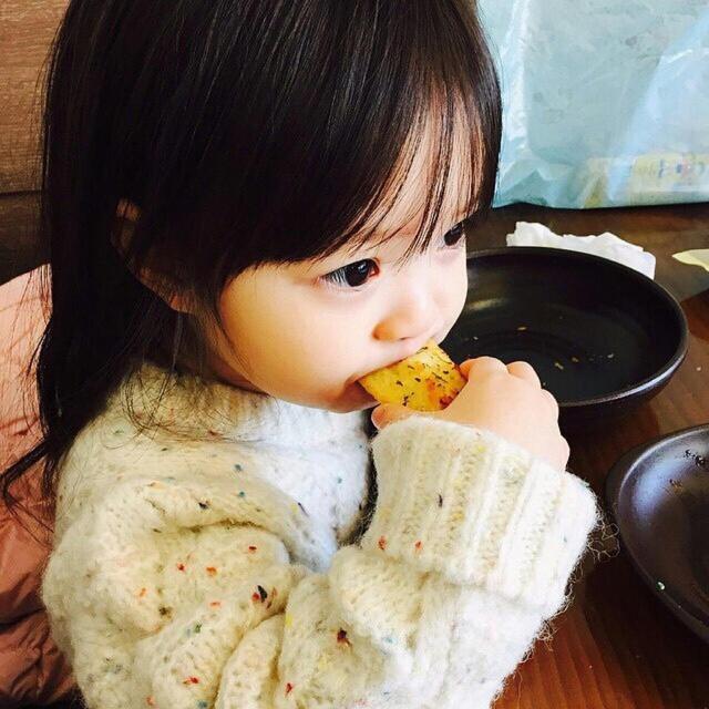 “二胎有了，要不咱们再生个三胎？反正孩子都是一起带”