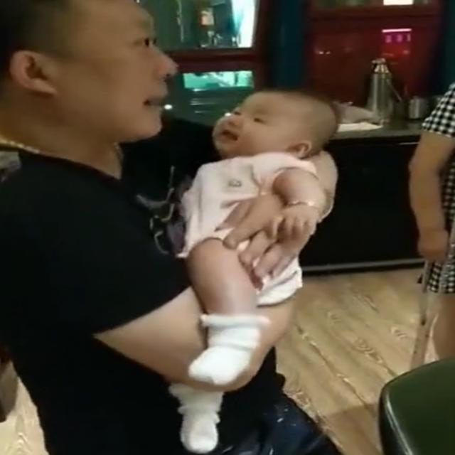 舅舅第一次抱宝宝，宝宝的反应太出人意料，把全家人逗翻天了