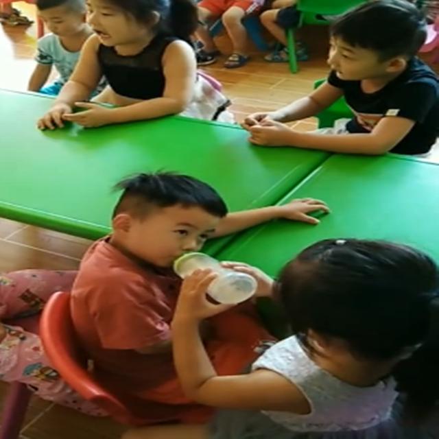 姐弟俩在一所幼儿园，每次下课都是这种画面，网友：有姐姐真幸福
