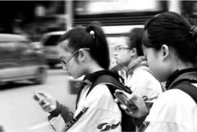 格格：“妈妈，你为什么不给我玩手机”，你会如何回答？