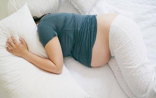 孕妈睡觉打呼就是睡得香？胎宝宝：妈妈，我会缺氧的