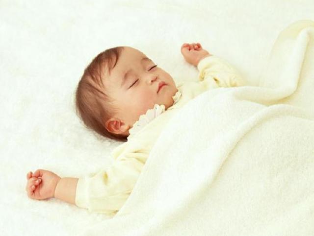 宝宝喜欢把手伸出来睡觉，着凉了怎么办？放心啦，其实没那么严重
