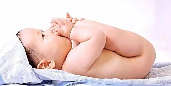 宝宝为什么总爱吃手？背后又蕴藏着什么成长的秘密？