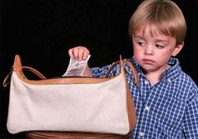 孩子偷钱，这家人的“戏精”做法太赞！用“现实”给孩子上了一课