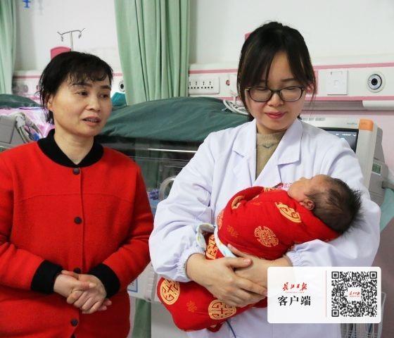 宝宝出生1个月3次住院“退黄”，监利妈妈焦虑不敢抱伢回家