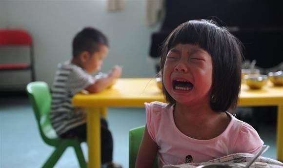 孩子在幼儿园被人抓了脸，爸爸没吵没闹，机智化解了一场冲突