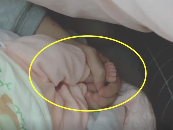 宝宝睡的香甜，妈妈慢慢掀开被子看到这一幕，忍不住有些吃醋