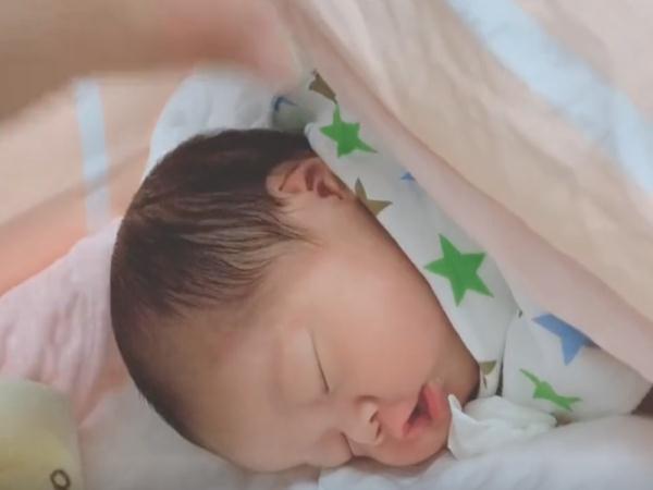 宝宝睡的香甜，妈妈慢慢掀开被子看到这一幕，忍不住有些吃醋