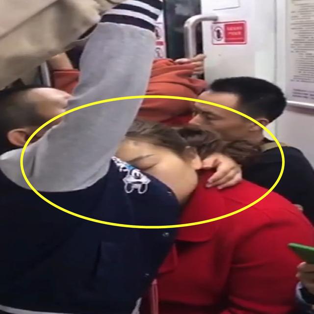 地铁上妈妈依靠儿子睡觉，画面感人，网友：小男子汉也能保护妈妈