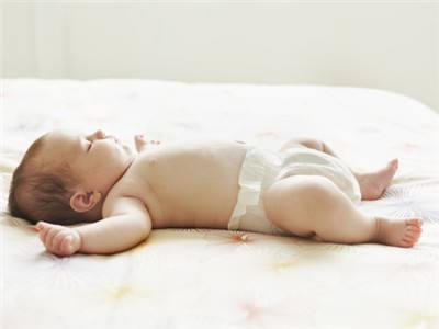 小儿最佳睡眠姿势！这种睡法娃喜欢、却有隐患，家长看到要纠正
