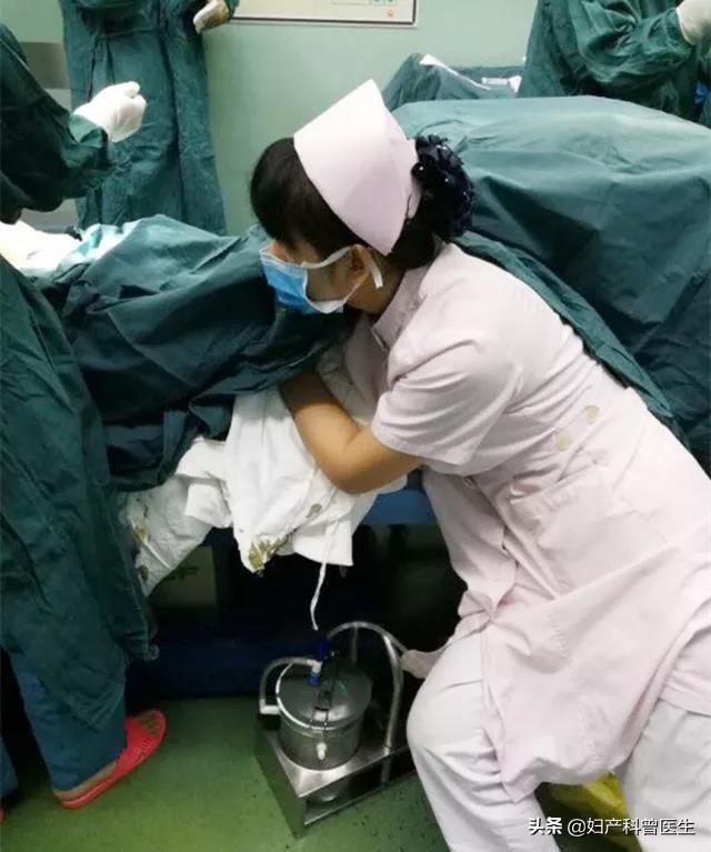 二胎妈妈胎膜破裂后突发脐带脱垂，手术护士全程半跪“抢”回孩子