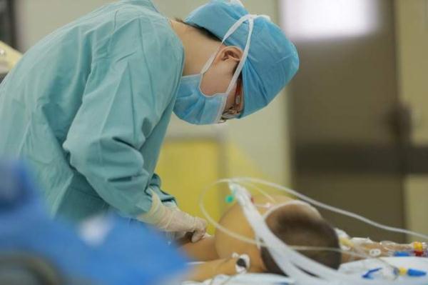 俩月大婴儿患上重病 父亲一个月减肥20斤“割肝救女”