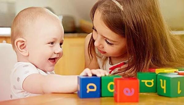 宝宝为什么总爱吃手？背后又蕴藏着什么成长的秘密？