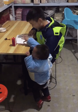 宠妹狂魔！妹妹犯错6岁哥哥护在怀里：不要打妹妹打我