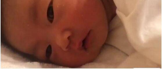 咸素媛女儿的正面照首次曝光，遗传基因太强大啦，和奶奶一模一样