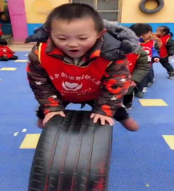 幼儿园玩跳轮胎游戏，轮到这个小短腿，画面让老师和小伙伴笑翻了