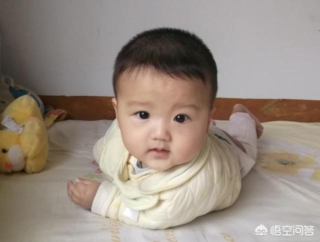 如何训练宝宝抬头?小宝宝头部控制的时间表是什么?如何训练宝宝翻身?