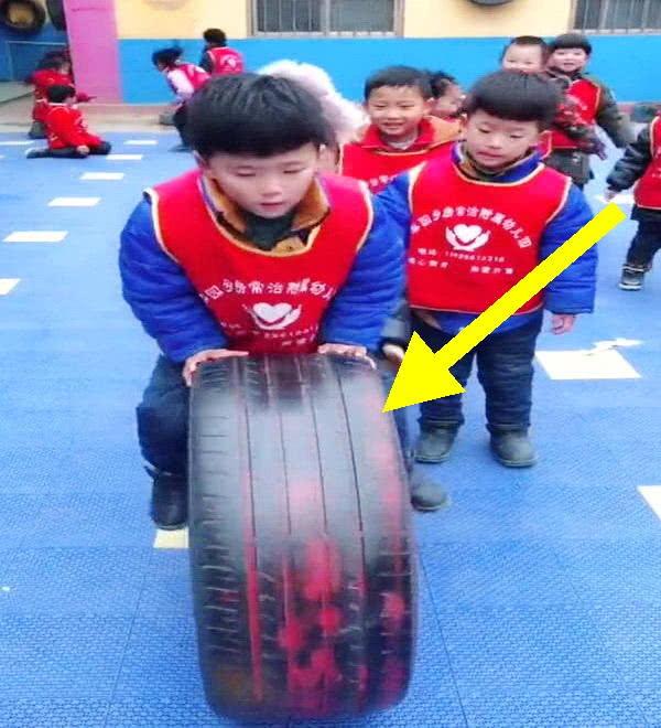 幼儿园玩跳轮胎游戏，轮到这个小短腿，画面让老师和小伙伴笑翻了