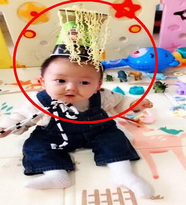 宝爸恶搞宝宝，用泡面做了一个低配皇冠，8个字的配音网友笑翻