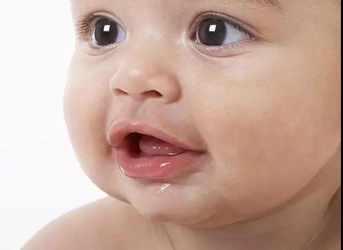 宝宝流口水止不住好烦恼！几个护理小窍门，妈妈无需发愁