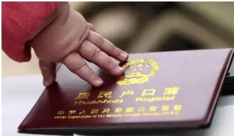 爸爸姓“丑”，孩子起名却犯了难，上户口时工作人员没憋住笑了