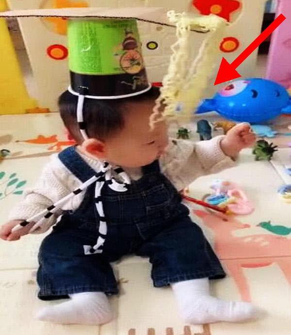 宝爸恶搞宝宝，用泡面做了一个低配皇冠，8个字的配音网友笑翻