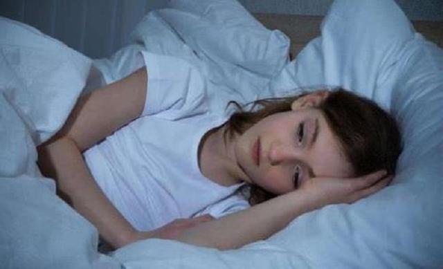 孩子入睡前,三类食物不要让娃吃,以免智力受损、身高受限