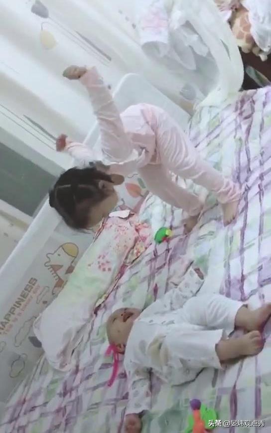 宠妹狂魔！妹妹犯错6岁哥哥护在怀里：不要打妹妹打我