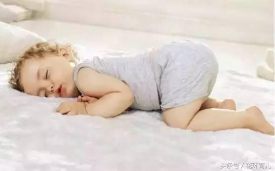 小儿最佳睡眠姿势！这种睡法娃喜欢、却有隐患，家长看到要纠正