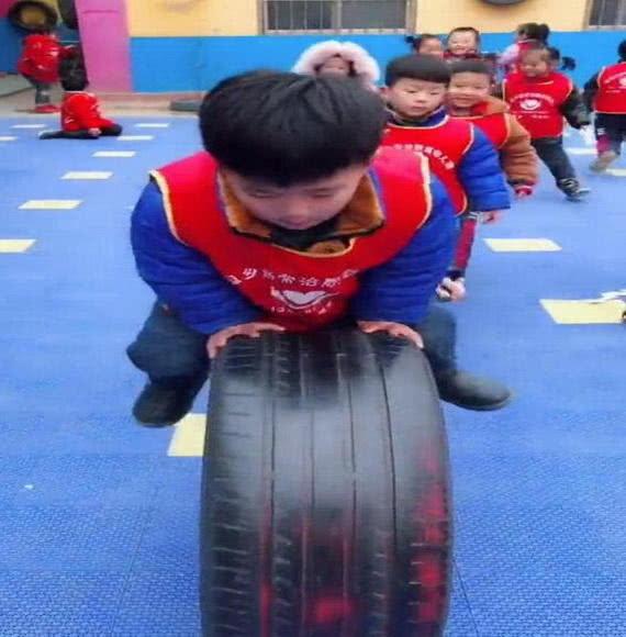 幼儿园玩跳轮胎游戏，轮到这个小短腿，画面让老师和小伙伴笑翻了