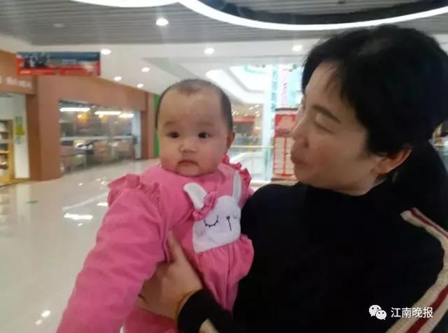 危险！无锡一婴儿坐学步车从电梯滚落！关键时刻“神兵天降”