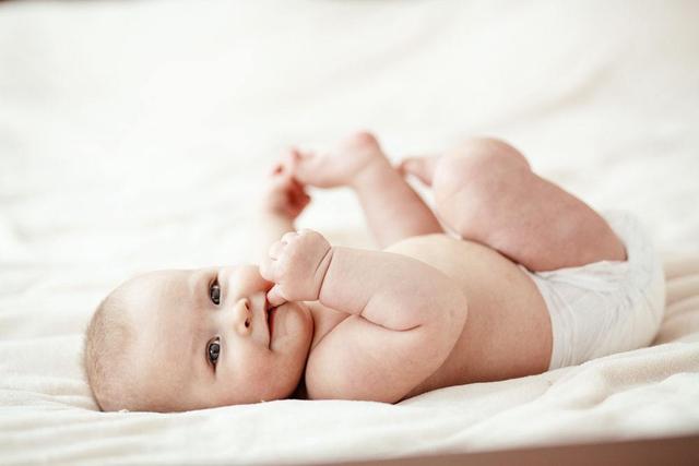 孩子走路早晚能看出智商高低?儿科医生给出答案,你家多大会走路