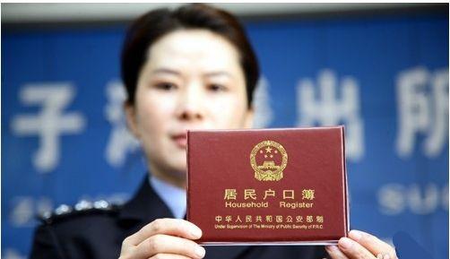 爸爸姓“丑”，孩子起名却犯了难，上户口时工作人员没憋住笑了