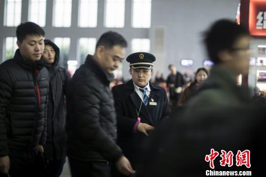 春运故事：铁路客运员给儿子的第15张“欠条”