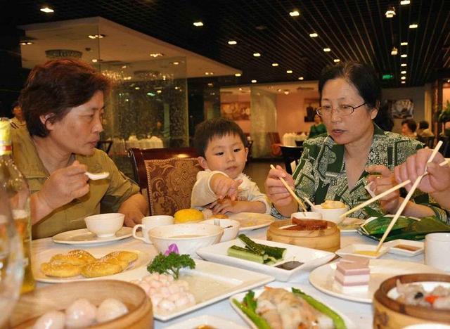 这4个瞬间说明孩子长大变孝顺了，家长们都发现了吗？