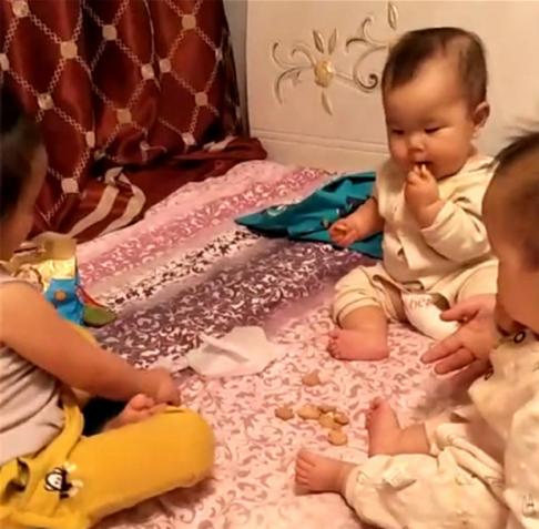 3岁姐姐给双胞胎弟弟开会，两个弟弟倒吃得挺香，妈妈快笑岔气了