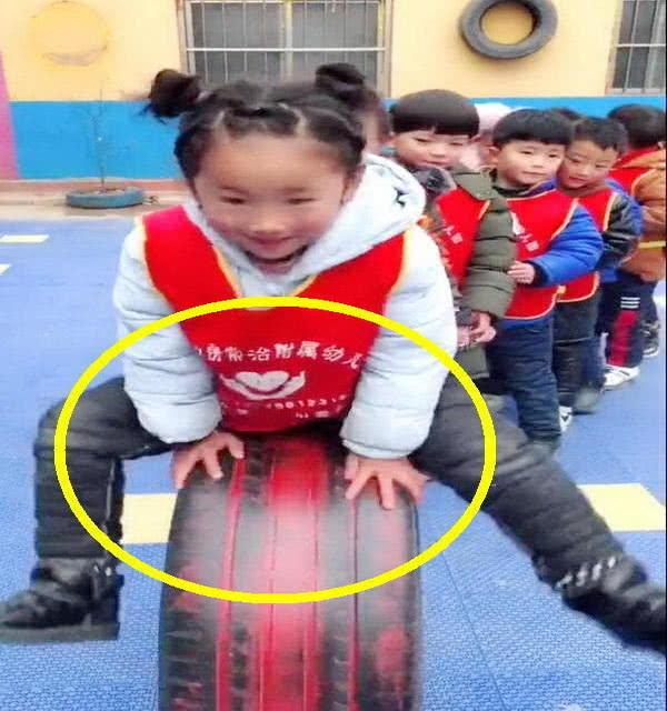 幼儿园玩跳轮胎游戏，轮到这个小短腿，画面让老师和小伙伴笑翻了